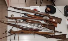Anni di maltrattamenti alla moglie sotto la minaccia delle armi che ha illegalmente in casa: arrestato 43enne