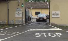 Tenta la fuga, parcheggia l'auto e si nasconde tra le siepi: trovato con della droga