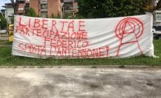 Striscione contro l'antenna in via Passo della Cisa