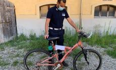 Senza mezzi per spostarsi? E allora rubano cinque bici. Nei guai un gruppo di amici