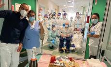 Festa specialissima al Covid Hospital: gli 80 anni di Igino Delfi, dopo tre mesi a "lottare come un leone"