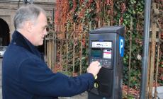 Cambiano "faccia" i parcometri della città: ecco come pagare la sosta