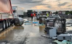 Maxi-scontro tra 8 tir in A1 tra Parma e Fidenza: corsia nord invasa da detriti e tuorlo d'uovo. Chiuso il casello di Parma - Foto