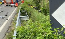 Ennesimo incidente sulla Massese: frontale a Torrechiara, un'auto nel canale