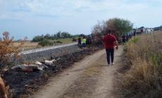 Attraversano i binari per andare al mare, treno investe una famiglia milanese: morti due bambini, grave la madre