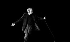 Invia alla moglie una  frase di Battiato, lei teme un suicidio