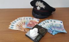 Notato dai carabinieri perchè senza mascherina, finisce in manette: aveva un "sasso" di cocaina in auto