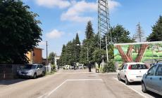 Auto sfonda il passaggio a livello