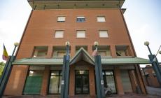Rapinate e trascinate nell'hotel abbandonato