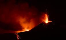 Etna: il vulcano si accende e spegne continuamente