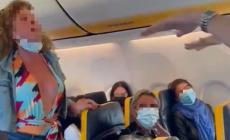 Non si mette la mascherina sul volo Bergamo-Ibiza: insulti e calci
