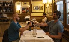 Caff&egrave; al bancone e pranzo al chiuso: la normalit&agrave; &egrave; servita