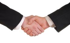 Addio alla stretta di mano? Forse. Ci sono già altri modi di salutarsi....