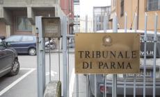 Sfascia tre vetrine in una notte, ma la telecamera incastra il ladro
