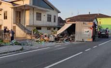 Camion carico di 6 tonnellate di frutta e verdura si ribalta sulla provinciale: ferito 39enne parmigiano - Foto 
