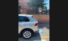 Va a recuperare il figlio a scuola. E gli insegna che si può parcheggiare così...