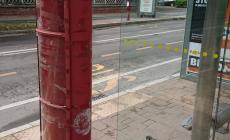 Via Solferino, colonnina dell'autobus danneggiata 