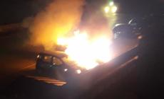 Ecco la foto delle due auto in fiamme a Medesano (venerdì notte)