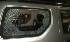 Auto prese a sassate, i genitori: «Sconcertati». Per il sindaco «il caso è chiuso»