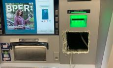Cerca di «aprire» il bancomat: scatta l'allarme e se la dà a gambe