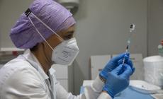 Covid, (in 18 milioni di pazienti) il vaccino dimezza il rischio di reinfezione
