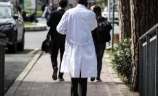 Accusato di aver palpeggiato una 21enne, medico patteggia