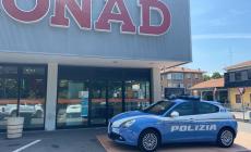 Rapinatore con la pistola al Conad in via Emilio Lepido