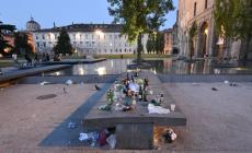 Piazza della Pace ferita dagli incivili Cumuli di rifiuti dopo la notte brava - Foto 