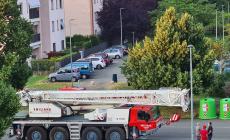 Arriva l'antenna: scoppia la protesta e la gru fa dietro-front