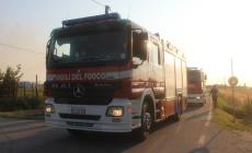 Incendio tra Diolo e Ragazzola: balloni in fiamme,  vigili del fuoco al lavoro