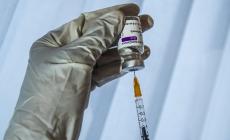 Vaccini, dal  ministero l'ok al richiamo con  AstraZeneca per gli under 60. Johnson&Johnson raccomandato per gli over 60