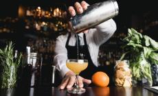 Evade dai domiciliari per farsi l'aperitivo al bar con un amico: «beccato» subito