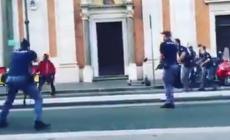 Armato di coltello in stazione, la polizia spara per fermarlo - Video 