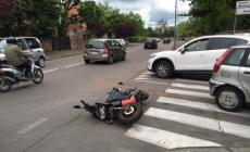 Scontro fra un'auto e uno scooter in viale Fratti: in due al pronto soccorso