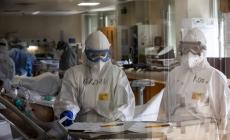 L'ospedale si svuota, ma i medici avvertono: «Mascherina anche all'aperto se c'è folla»