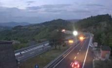 Camion perde carico di pomodori sull'Autocisa prima di Berceto