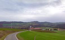 Il trattore si ribalta: muore un 77enne a Pieve Cusignano