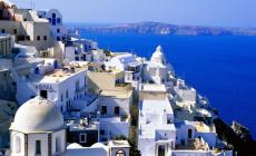 Bandiere blu tolte a 38 spiagge greche, da Santorini a Zante