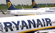 Perde il volo e rincorre l'aereo sulla pista: arrestato ventenne