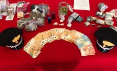 Arrestati i coniugi pusher (con reddito di cittadinanza). Il tavolo di cucina come bancarella della droga