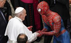 Papa: all'udienza generale in Vaticano c'e' anche 'Spiderman' - Foto