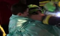 Rigopiano: il momento in cui gli "eroi" prendono tra le braccia i bimbi salvati