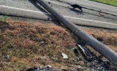 Abbatte un palo della luce con l'auto e provoca un blackout