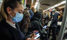 Stop alle mascherine in aereo, al cinema,  a teatro e negli eventi sportivi al chiuso,  ma restano sui mezzi di  trasporto fino al 30 settembre 