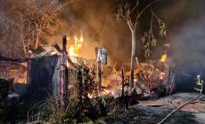 Tre incendi nella notte nel Parmense: ore di lavoro per i vigili del fuoco