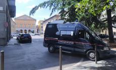Lite in famiglia, arrivano i carabinieri. Ma la droga è sul tavolo di casa