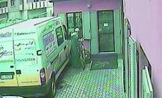 Il furto di una bici in 20 secondi. Tutto ripreso da una telecamera
