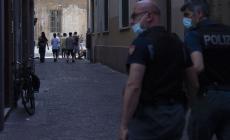 Botte ai garage in centro storico, l'ultima bravata fermata dalla polizia