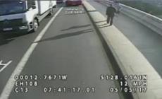 Spintonata, rischia di essere travolta da bus: è caccia al runner Video