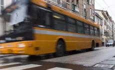 Non ha il biglietto e spintona i verificatori per fuggire: bloccato e denunciato